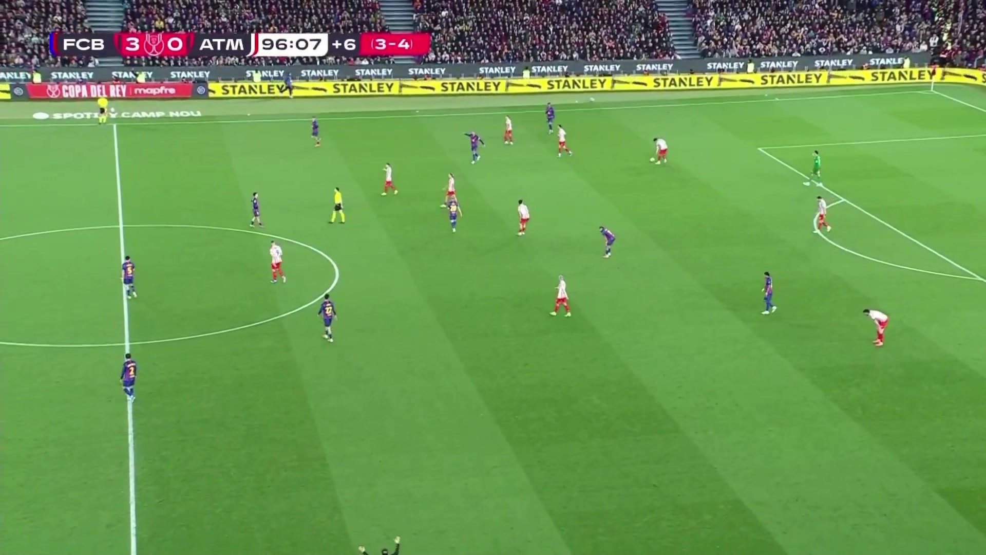 燃尽了!终场哨响巴萨多名球员瘫倒在地,此前多人出现抽筋情况