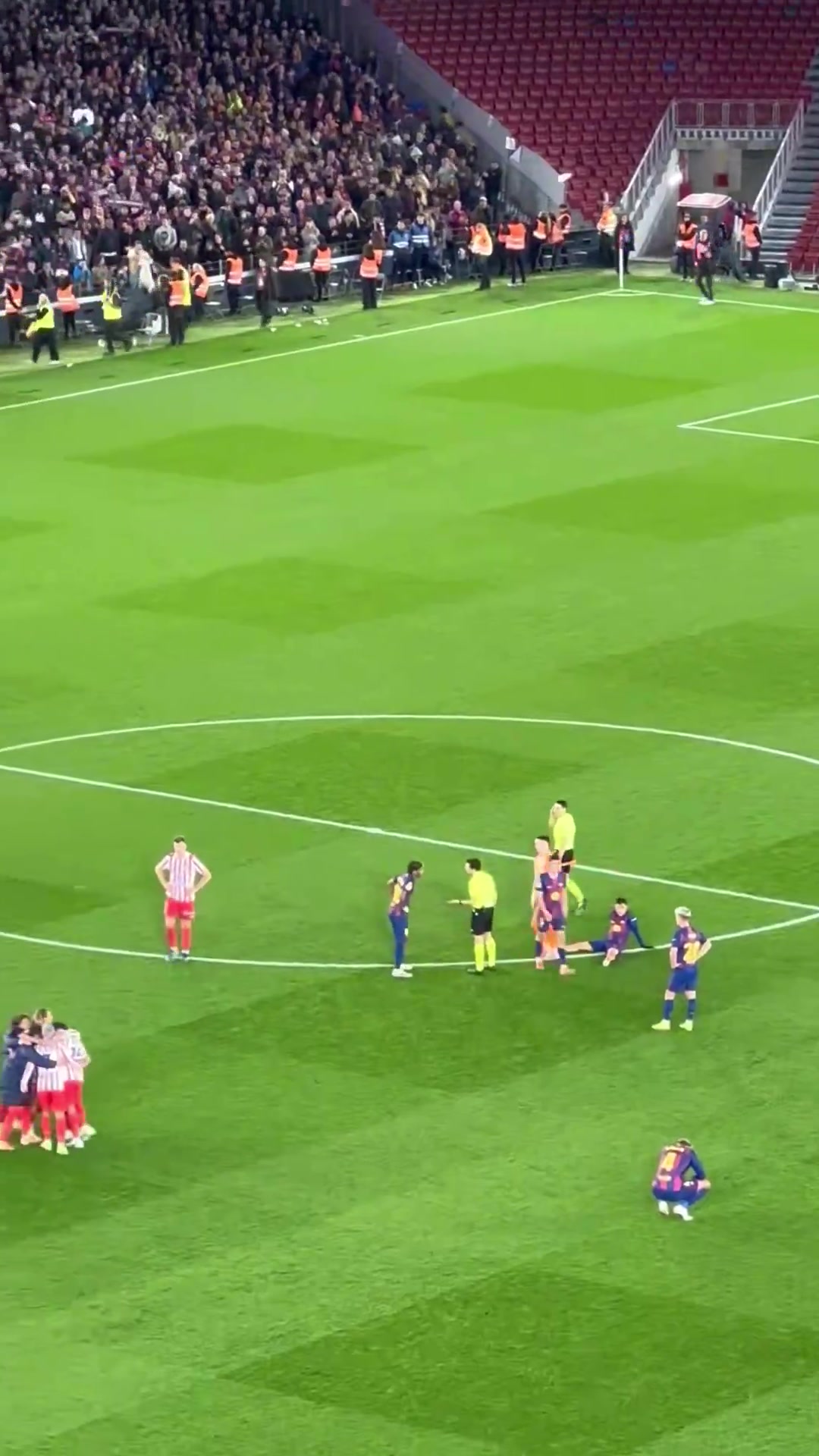 [推荐视频]尽管巴萨被淘汰出局，现场球迷们仍然为球员鼓掌