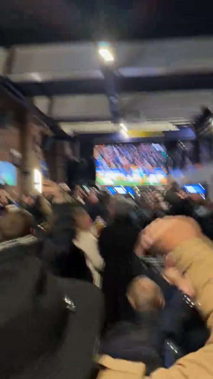 【今日视频】埃弗顿球迷庆祝利物浦在狼队主场惜败……