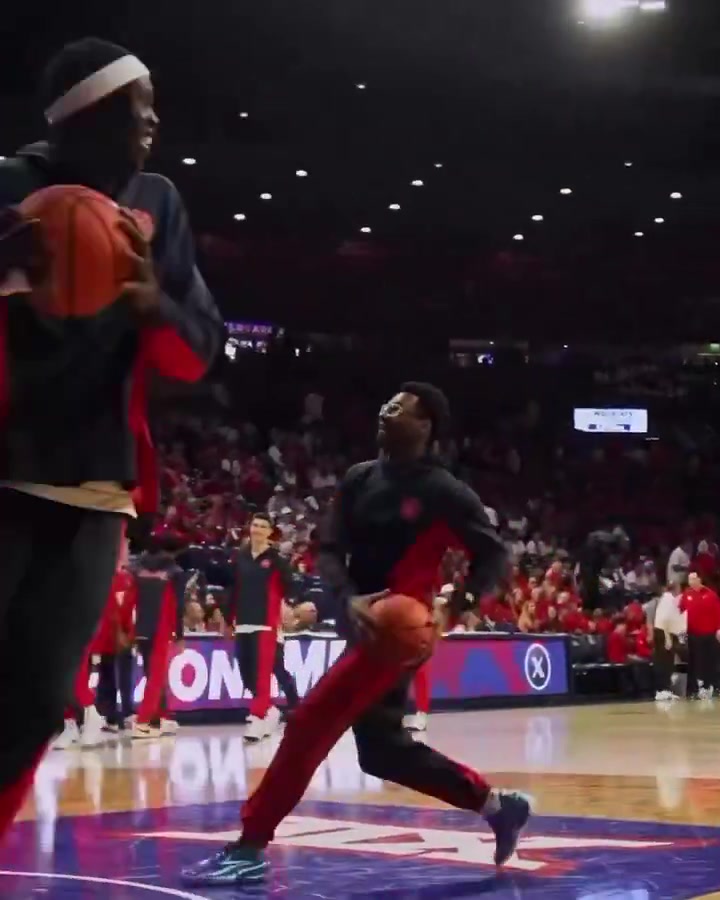 【你怎么看？】乃父之风！老詹转发二儿子布莱斯视频：转体180度扣篮+滑翔暴扣