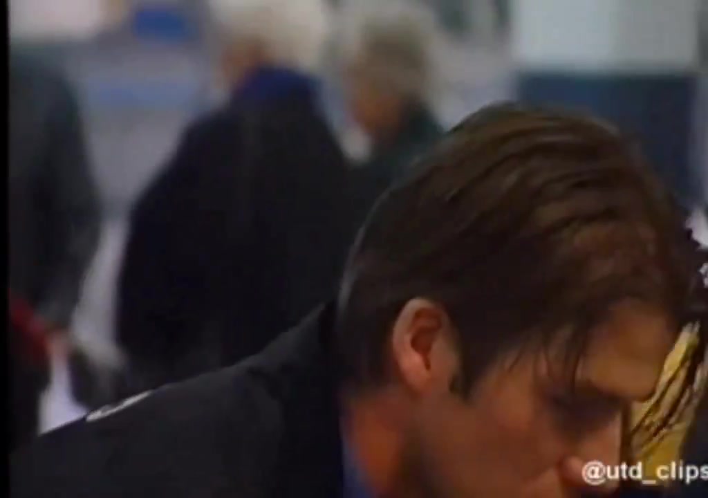 [视频/集锦]那些年曼联趣事：贝克汉姆机场丢护照，爵爷的笑容里藏着几分宠溺