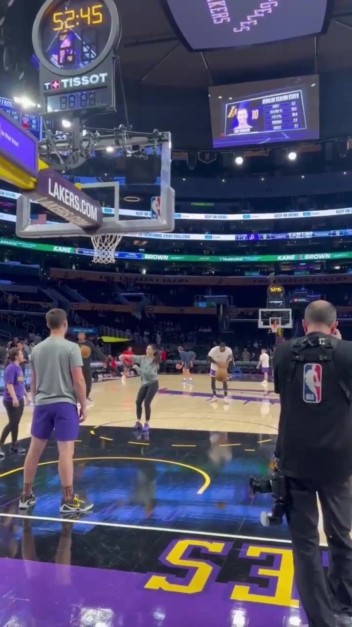 【今日赛事影像】老头❕手感不错啊！老詹赛前投篮热身连中弧顶三分！