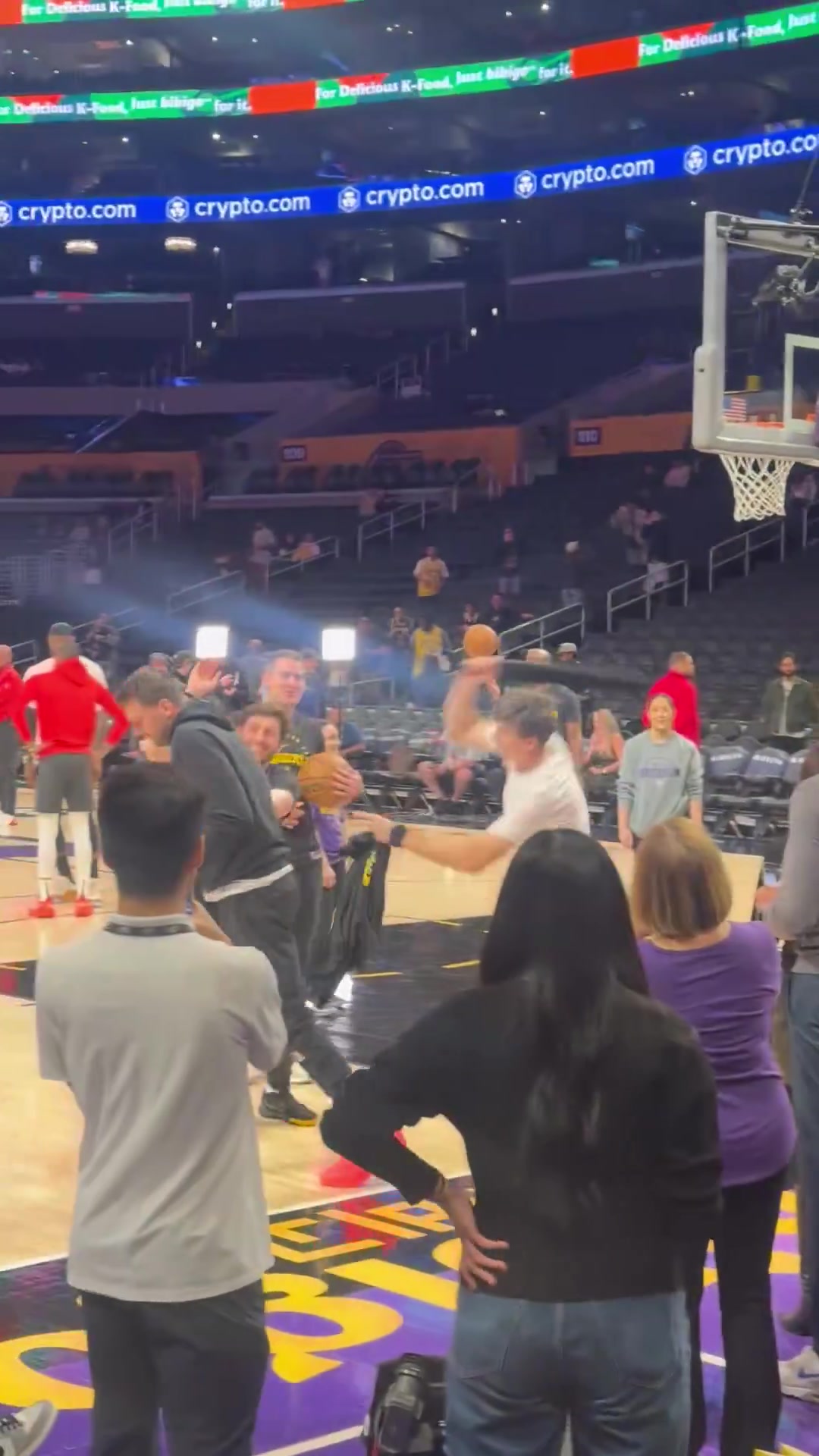 【有道理嘛?】就你喜欢恶搞队友是吧里夫斯用干扰棒“暴打”东契