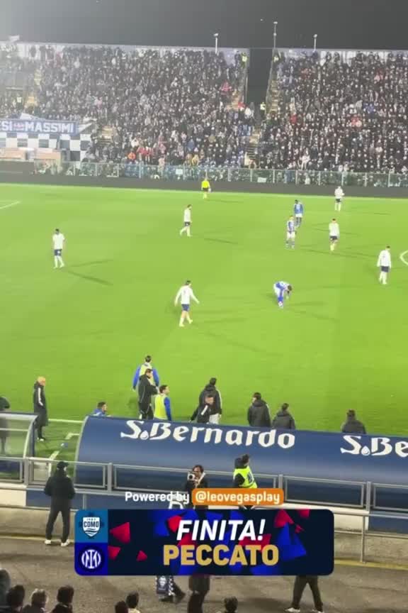 [意甲]实拍：国米闷平科莫终场哨响瞬间，现场响起了嘘声