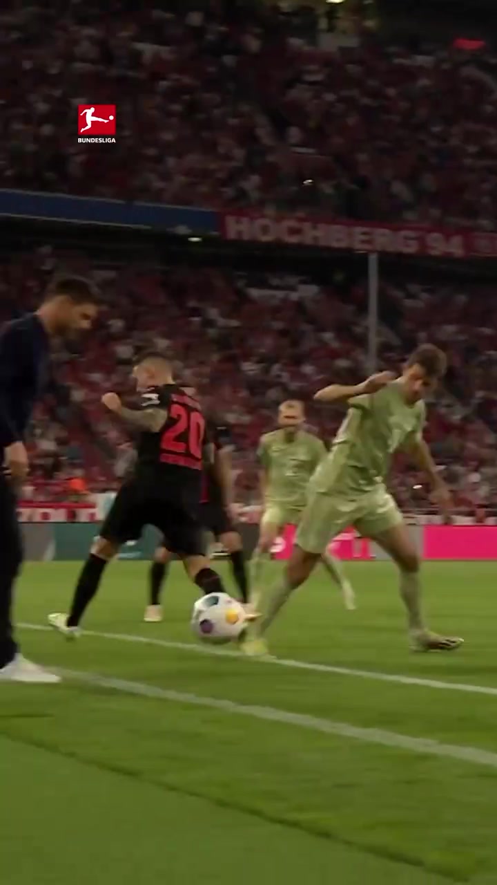 [拜仁慕尼黑]有礼貌！赛场小瞬间：穆勒只是想和阿隆索互动一下