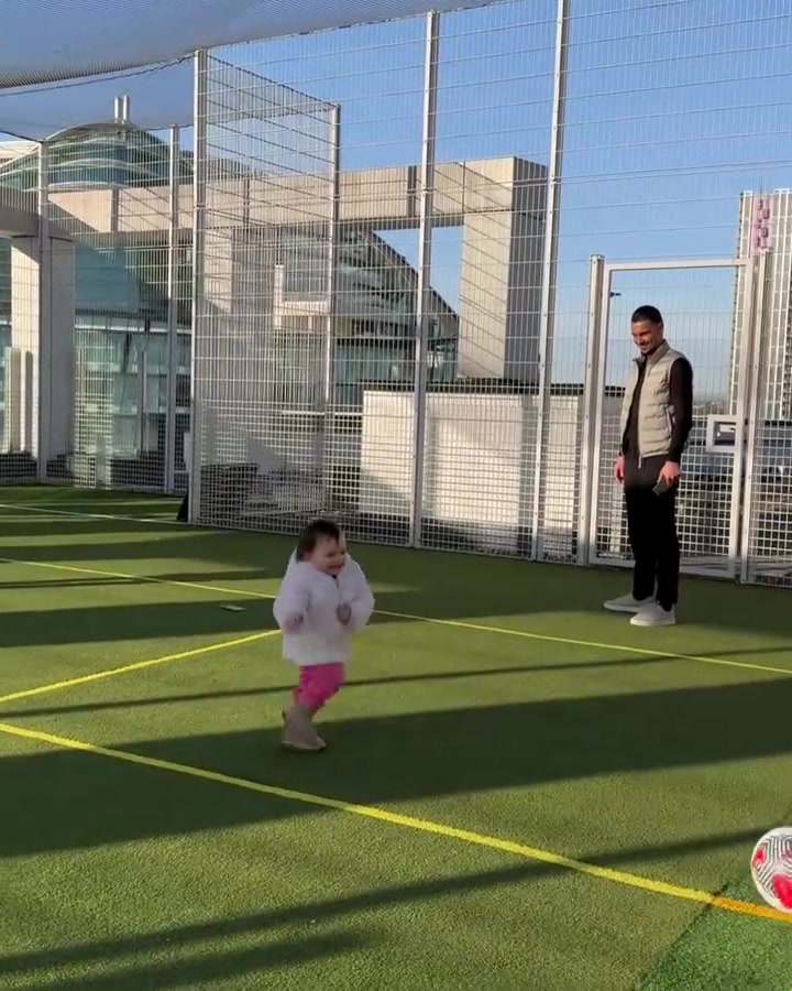 [你怎么看？]把女儿当障碍物！搞笑瞬间：B席挑球过掉自己女儿的防守！