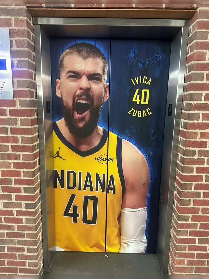 [集锦]印第40！步行者场馆停车场的电梯上，已经印上了祖巴茨的画面！