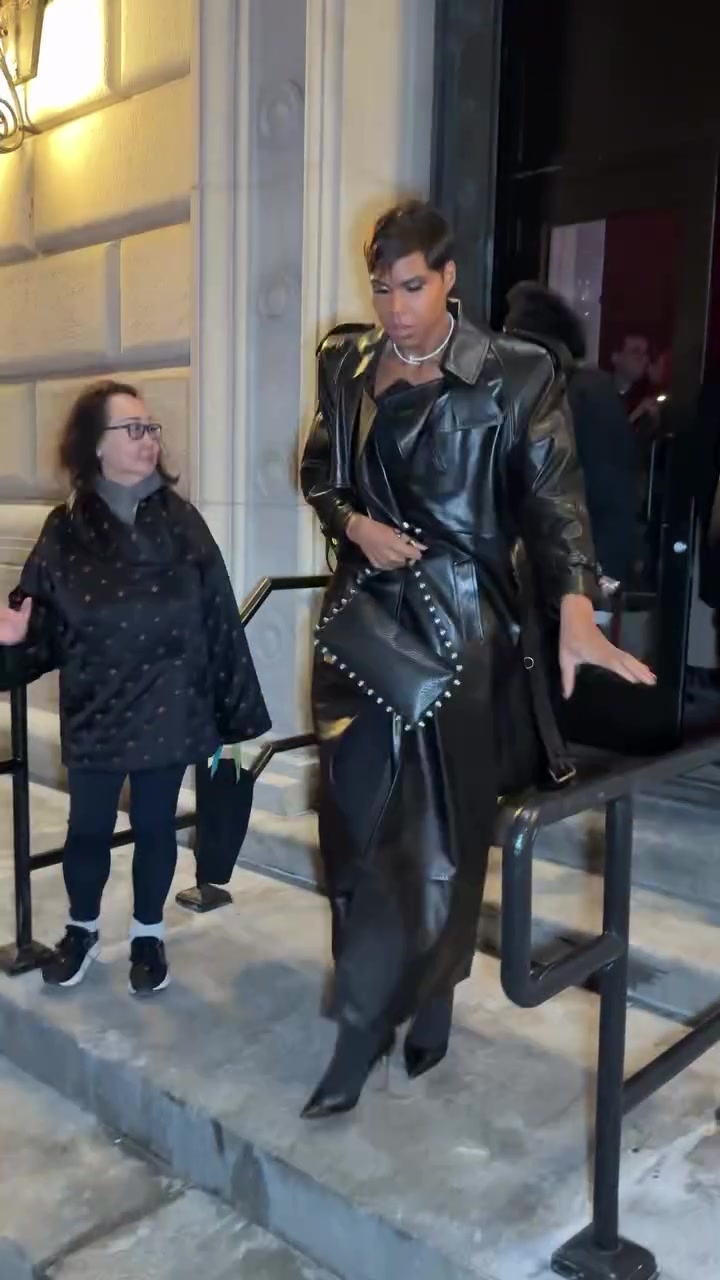 【有道理嘛?】我的眼睛啊！身穿皮大衣+黑丝+高跟鞋的EJ酱，