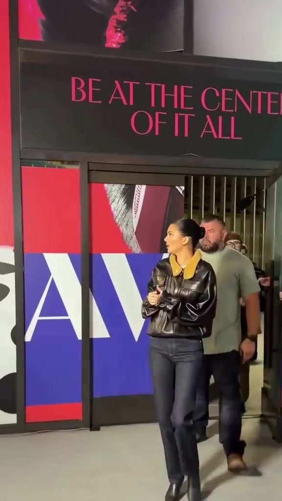  【视频】肯豆在的地方就是T台！这样貌身材走到哪都是焦点