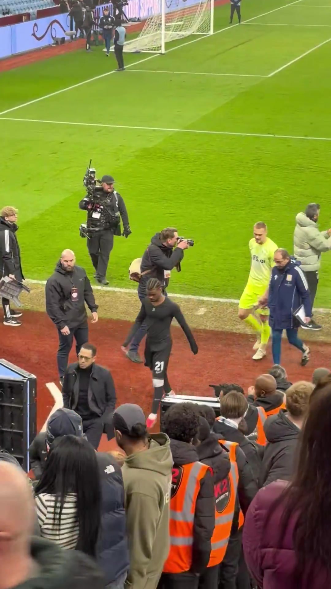 [足球]单手插兜~帕尔默继续保持着他在比赛中最随和的形象