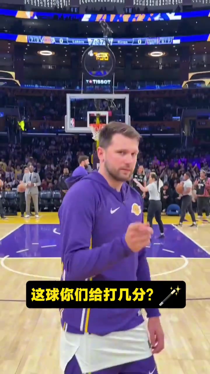 【推荐】真的有魔法！东契奇昨日赛前在LOGO处，背对篮筐扔进三分