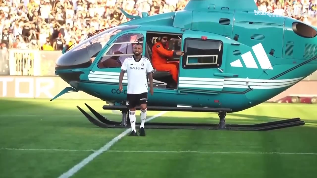 牌面拉满了！足坛名场面：比达尔叶落归根，骑士装亮相老东家！