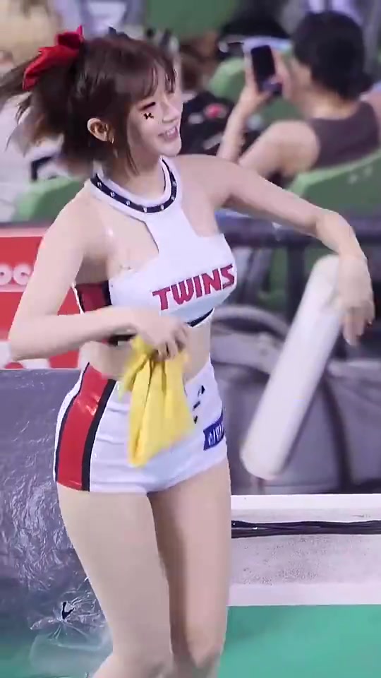 [推荐视频]韩国啦啦队美女李珠恩活力热舞！这长相也太甜了吧！