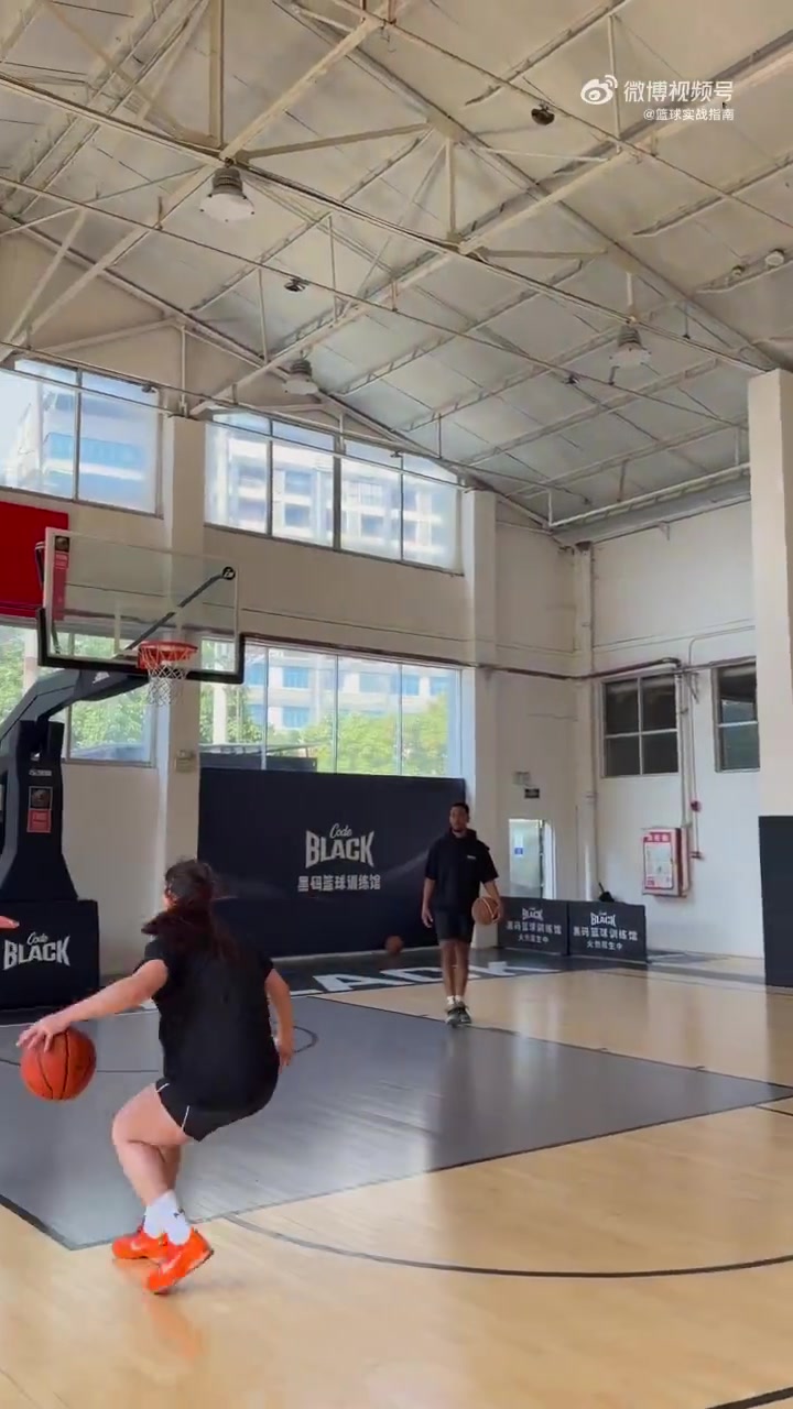 【球迷看点】这太有力量了吧！这种身板感觉一般男生都对抗不了！