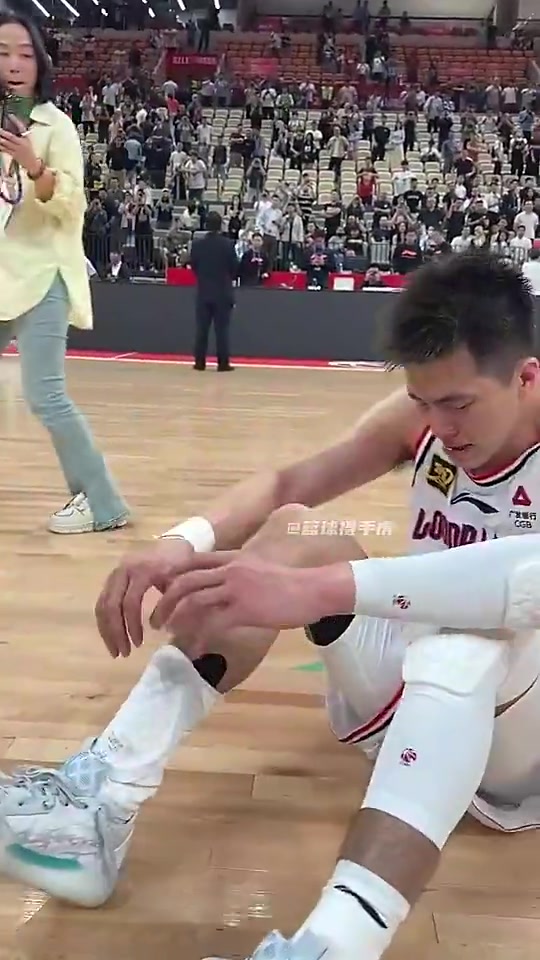 郭艾伦之前重返赛场打出精彩表现，赛后激动痛哭：我TM还能打球