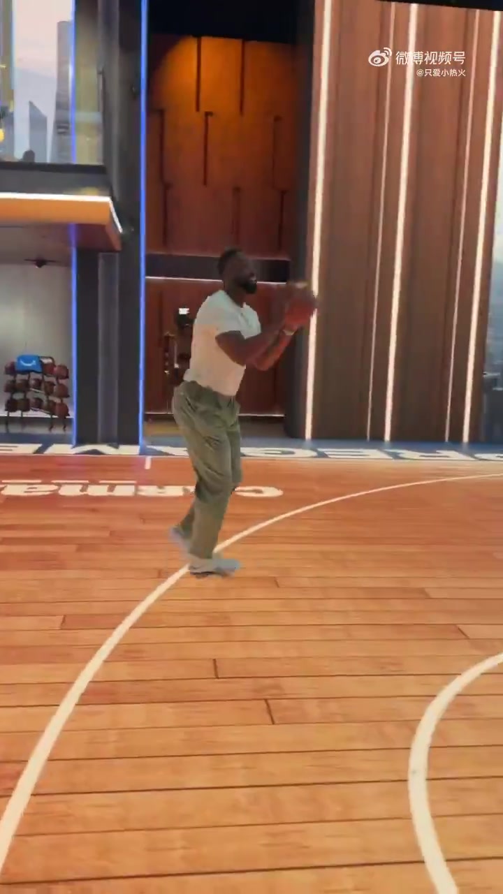 [今日视频]历史级得分手的投篮肌肉记忆！韦德在演播室秀起了投