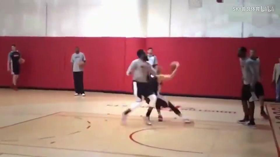 【集锦】单打哈登！名场面：火箭时期林书豪队内训练用脚步晃过哈