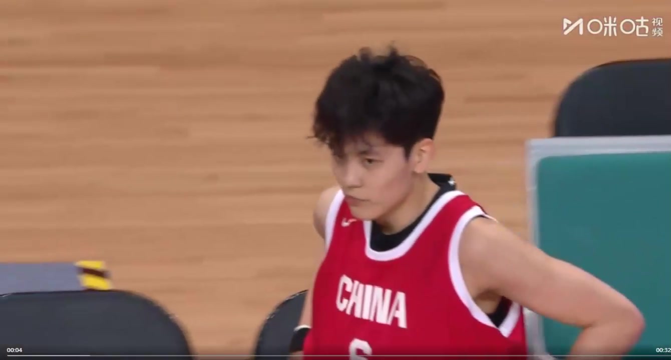 女粉丝真多！恰逢杨舒予生日 女粉携蛋糕/卡片/横幅到现场观战