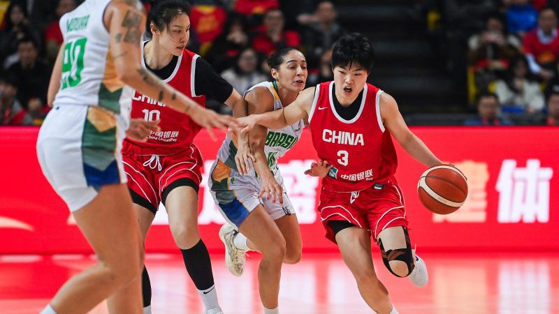 中国女篮热身赛双杀巴西 杨舒予6分4板2助2断刘禹彤17分