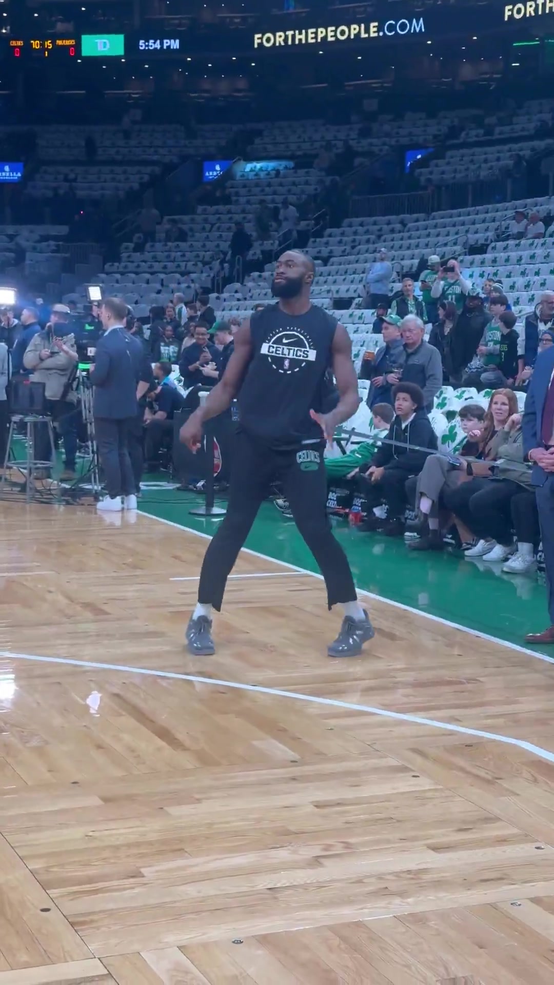 绿军双探花赛前投篮热身训练，这场面久违了！