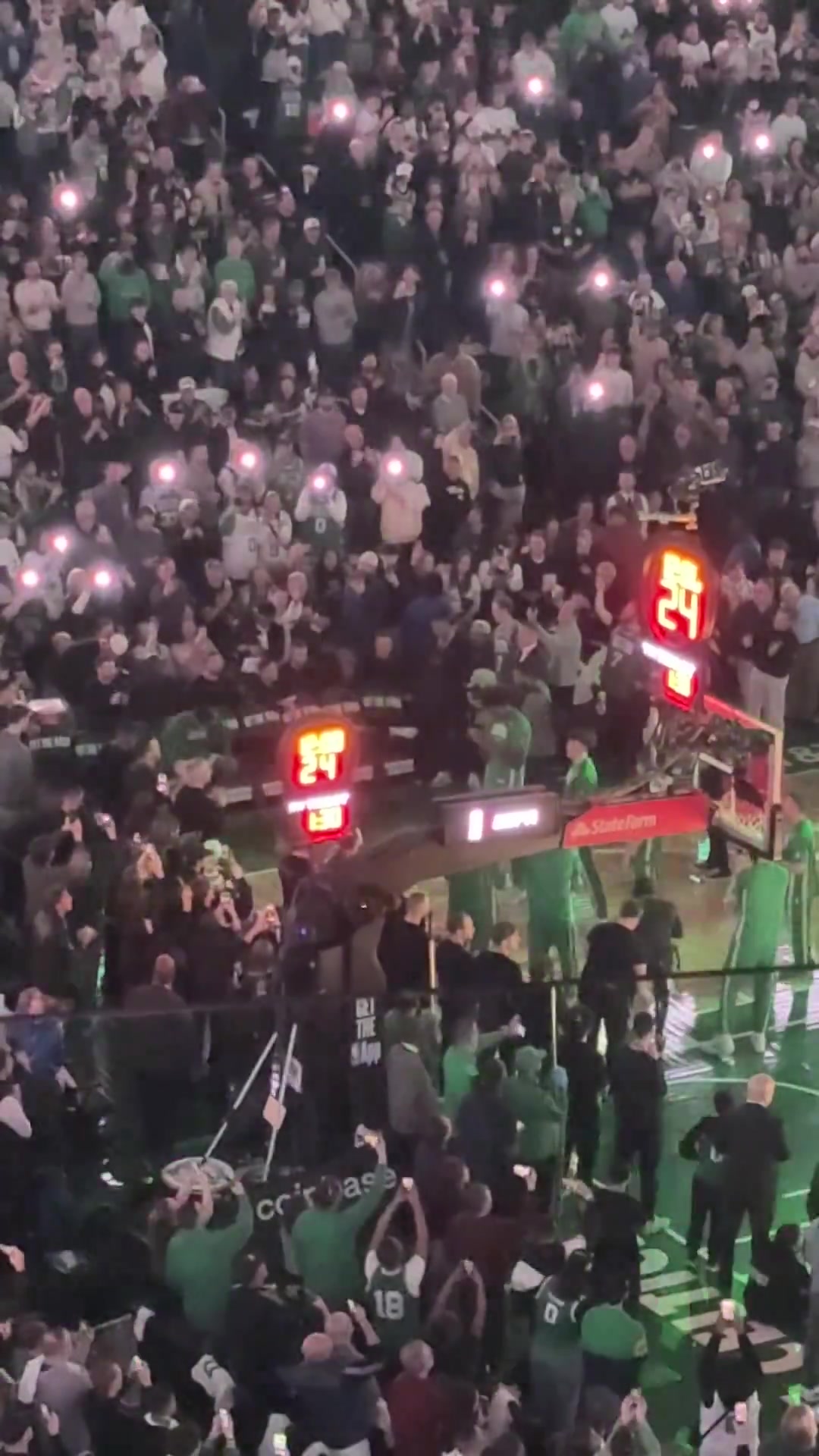 凯尔特人赛前出场仪式，轮到塔图姆的时候，全场顿时掌声雷动！