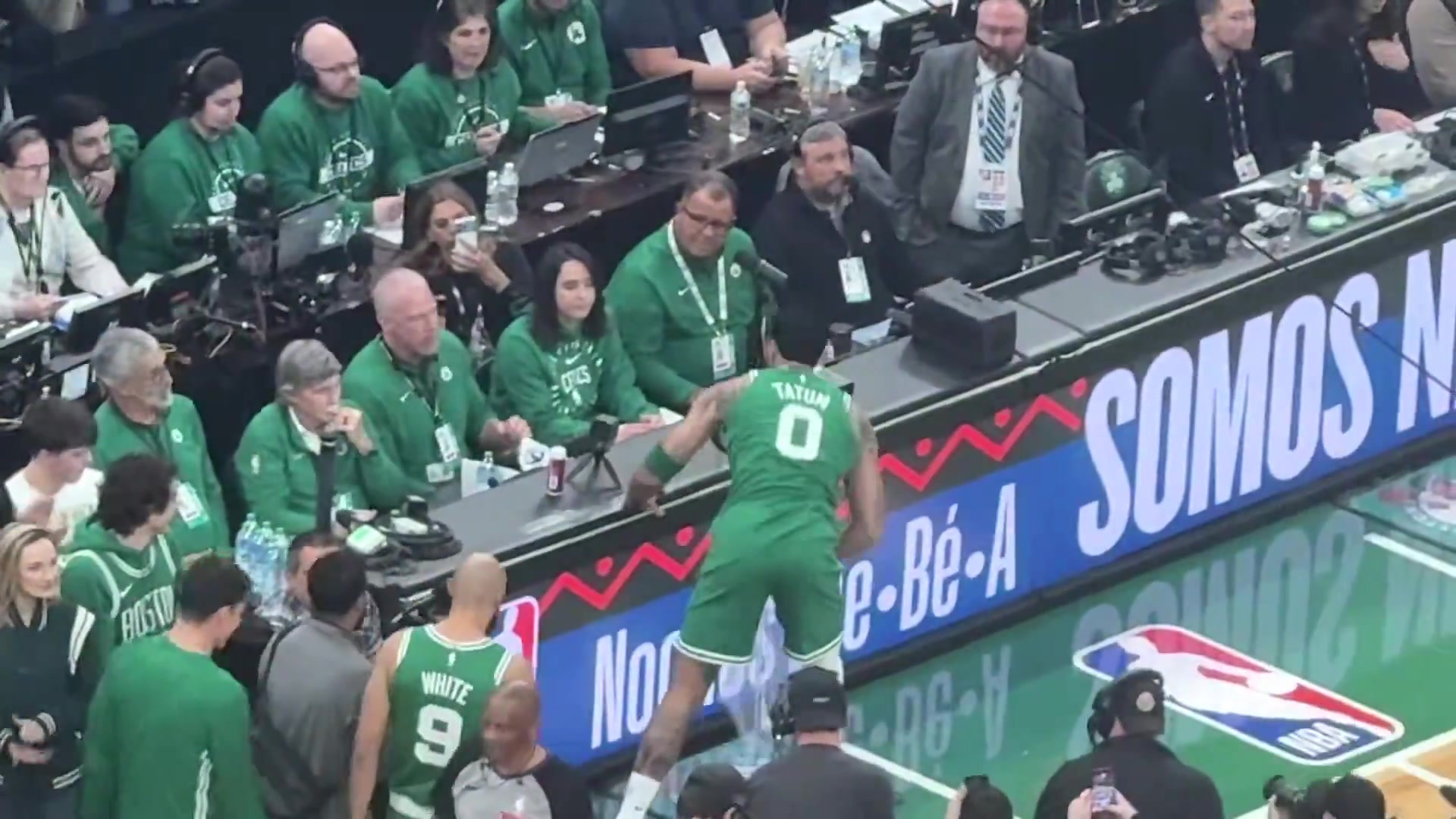 难以想象此刻是什么心情？塔图姆赛前仪式，向现场球迷致敬！