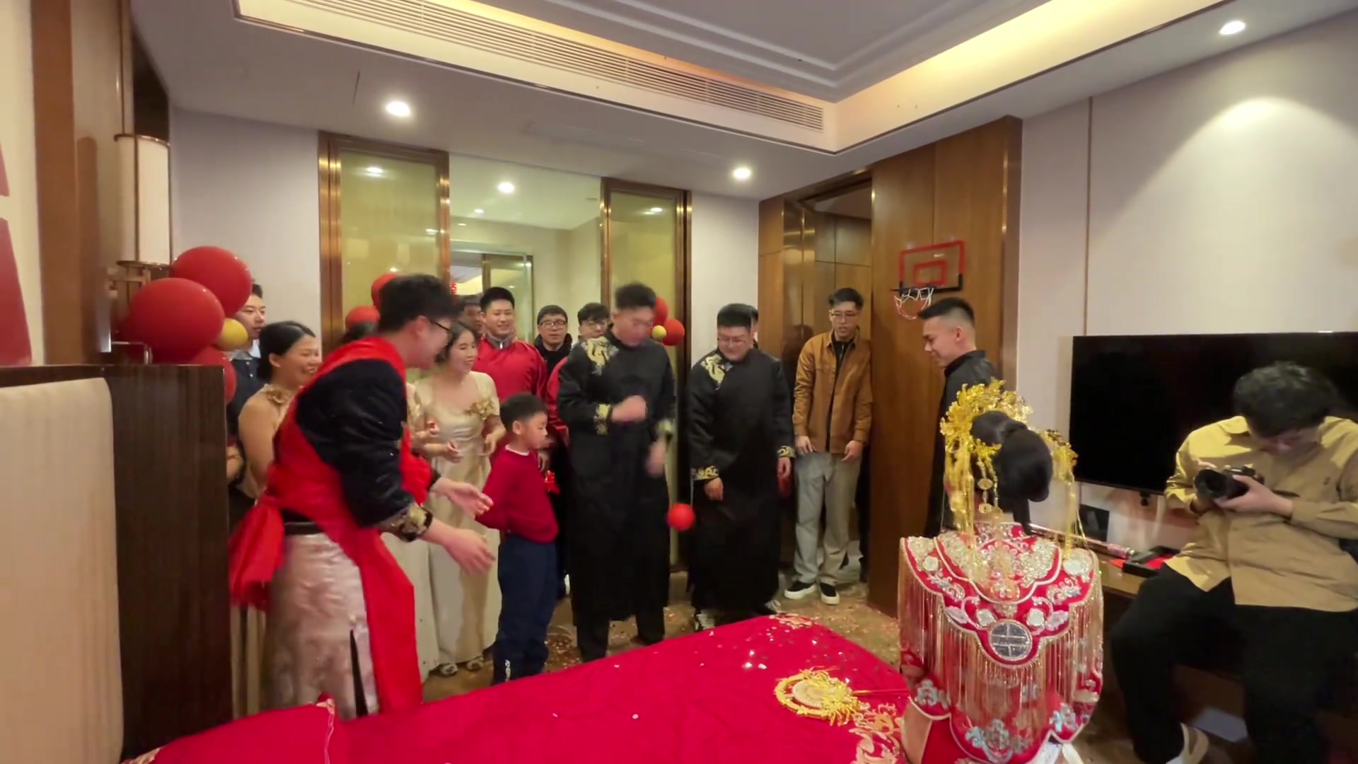 一辈子最重要的一次绝杀？新郎抢妻扔进压哨绝杀全场都沸腾了