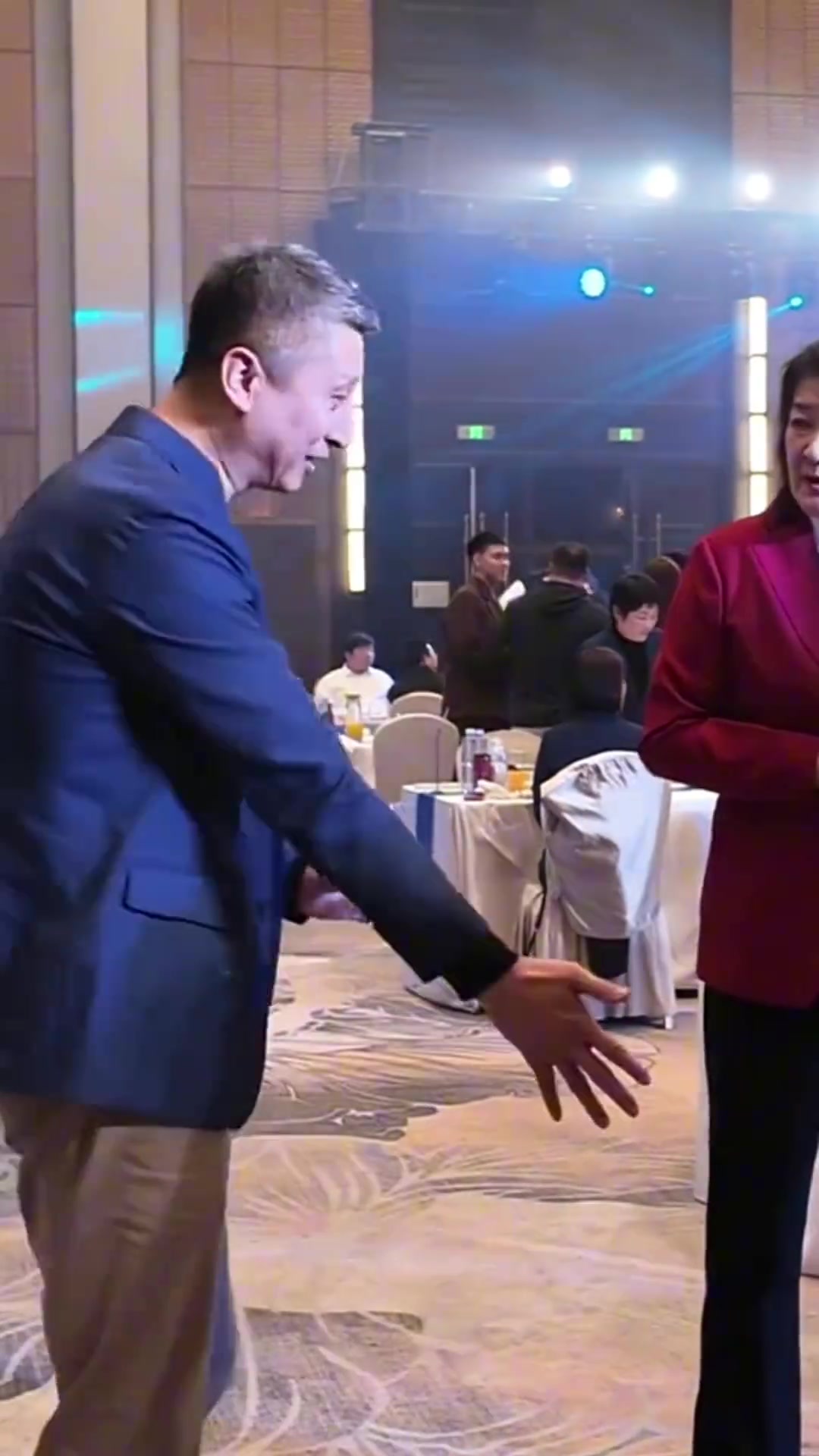 [中国男篮]充满喜感！郭士强出席CBA全明星晚宴，谈“抢断”