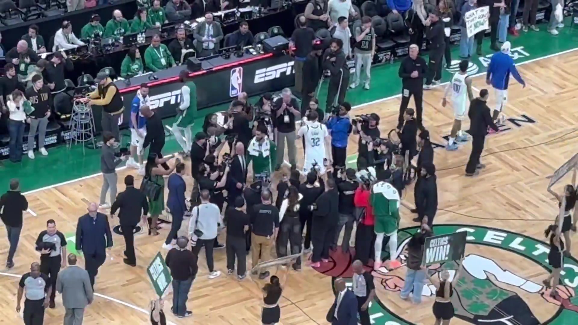 【今日集锦速览】塔图姆赛后和弗拉格相拥致意！被记者团团包围！