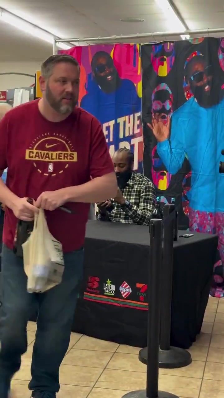 [NBA]到克里夫兰也要卖酒！登哥为自己的红酒举办签名活动！