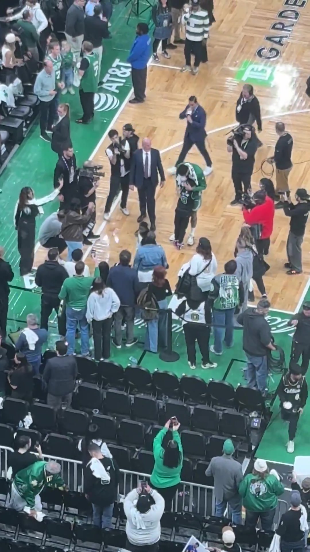 [集锦]温馨一刻！塔图姆赛后和自己儿子和妈妈拥抱了一下！