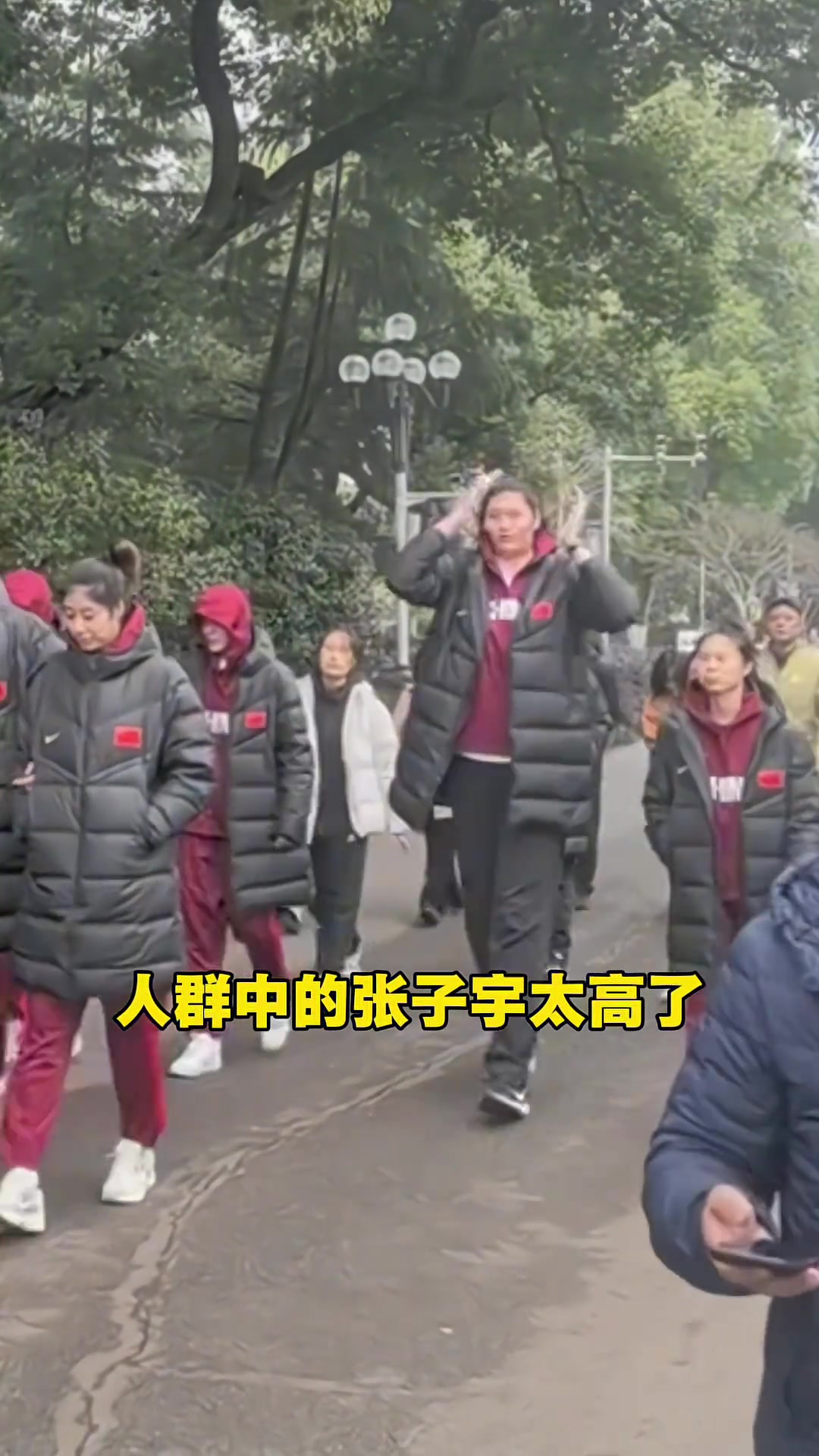 【推荐视频】中国女篮现身橘子洲头，张子宇在人群中太高了
