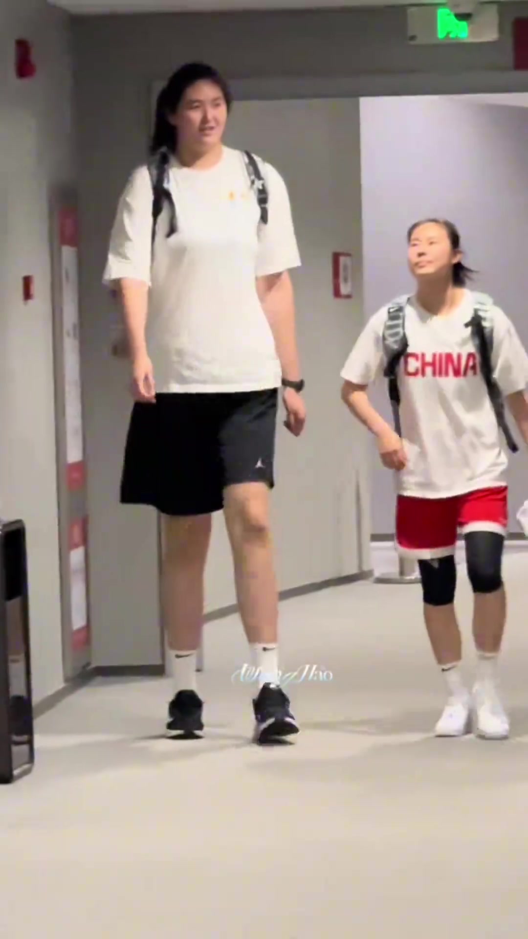 [值得一看]王思雨站在张子宇身边，瞬间变成小孩子 