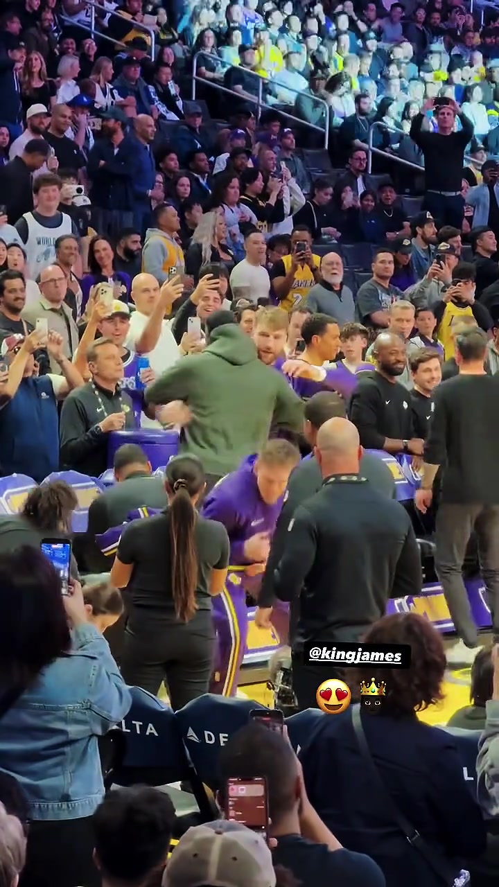 [詹姆斯]“詹姆斯因伤缺阵～赛前老詹鼓励湖人球员”