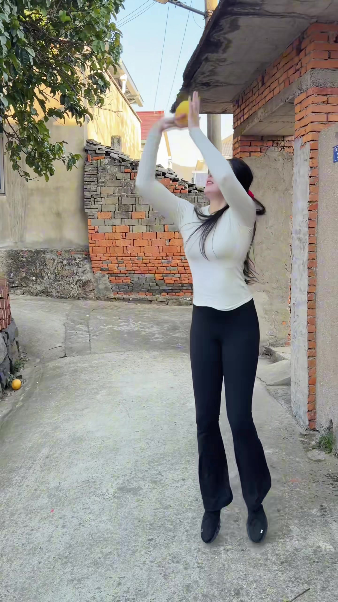 [体育头条]野球场肘姐：看我的胯下跳投，这姿势标准吗？