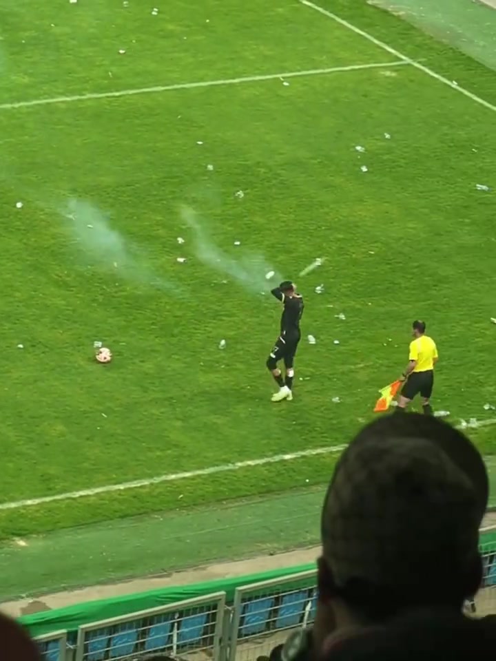 【你怎么看？】球场如战场！球员：这球我还开吗