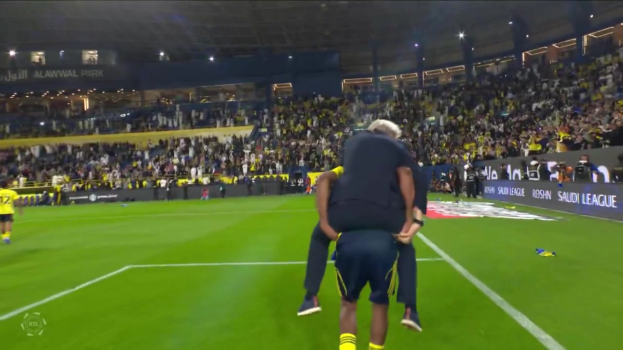 [足球]利雅得胜利11连胜！赛后教练与进球功臣这样庆祝…