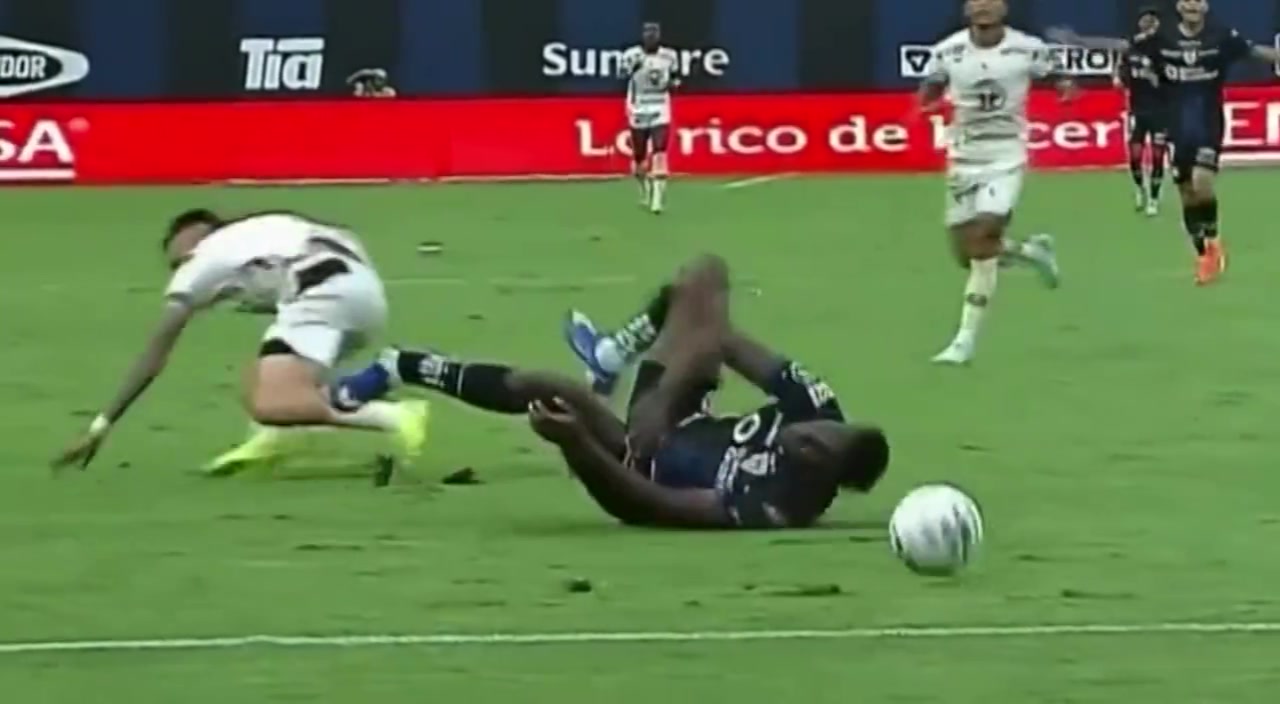 【精彩剪辑】慎入！厄瓜多尔联赛球员飞铲对手导致重伤，他甚至还