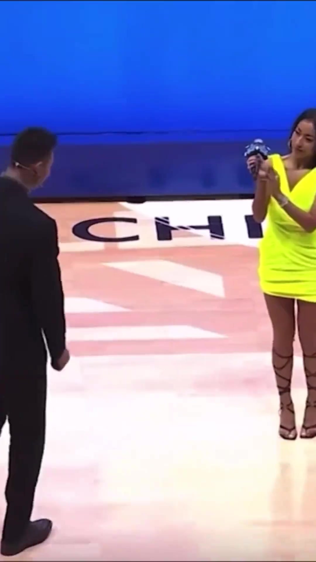 【球迷看点】CBA全明星名场面，易建联戏耍吉克隽逸还是太会玩