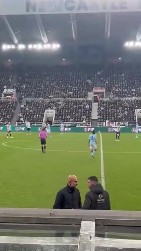 【瓜迪奥拉】都想揍你了！队员被出示黄牌后，瓜迪奥拉恶狠狠的盯