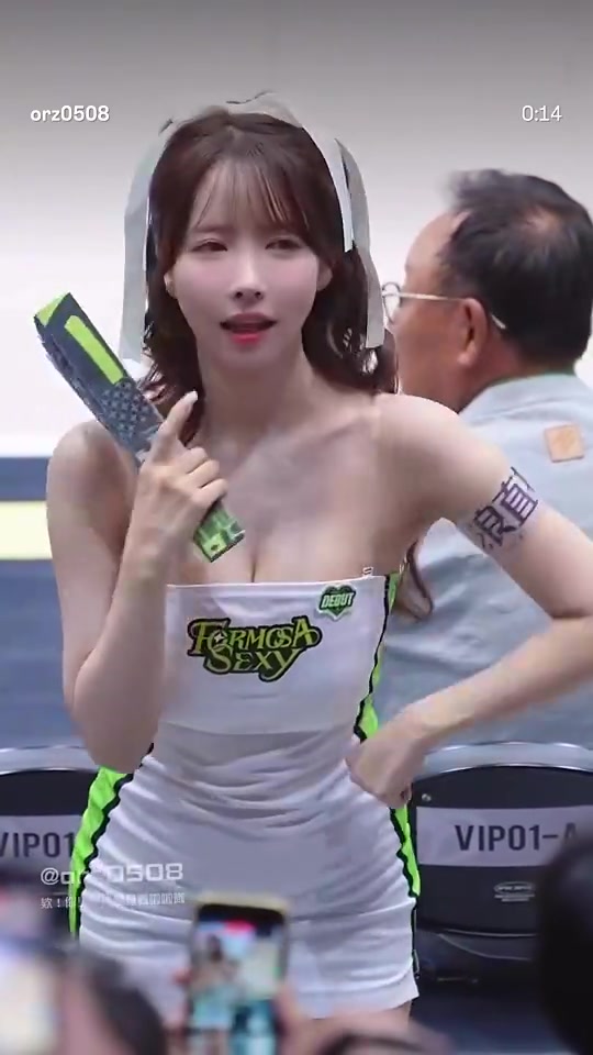 【球迷看点】三上悠亚在宝岛联赛和球迷的可爱互动，就问你受得了