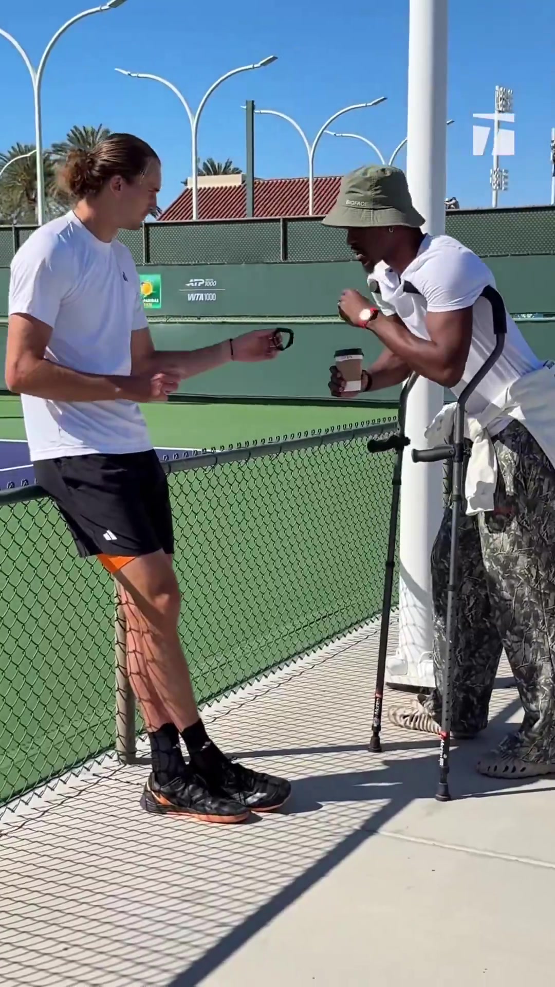 [今日视频]是真热爱巴特勒拄拐前去看网球！与兹维列夫互动&给