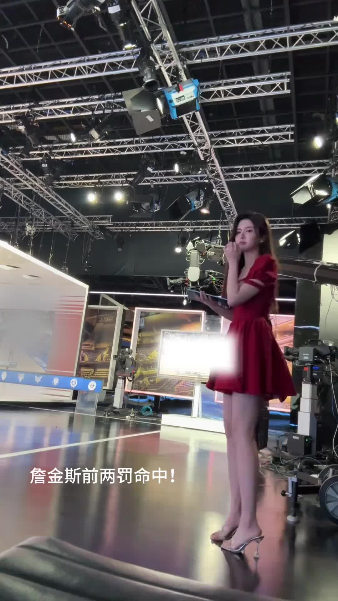 【NBA】大长腿女主持炼炼此前晒沉浸式观战骑士vs活塞双加时