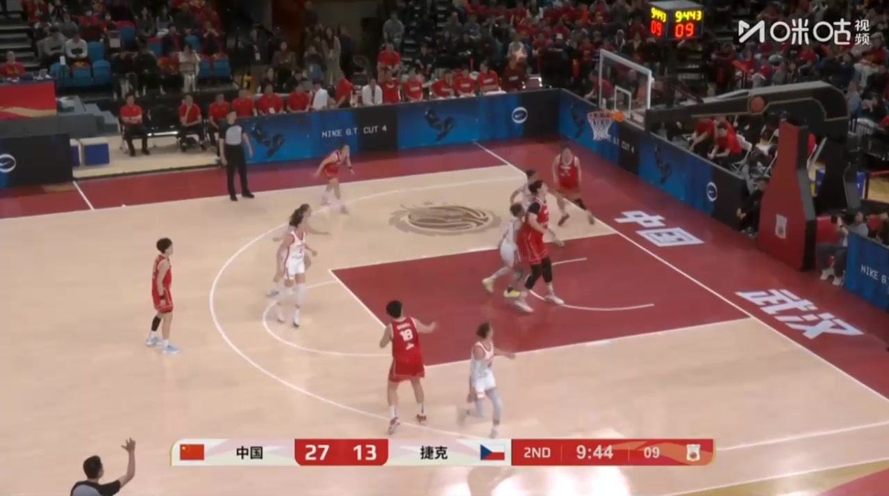 误入小人国！2米26张子宇1v3碾压2+1 捷克最高仅195