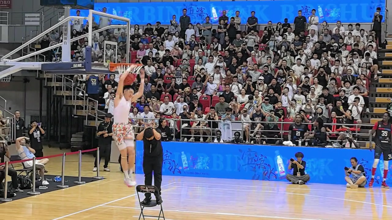 张鼎岩曾参加篮球嘉年华扣篮大赛 和今晚的扣篮动作如出一辙？