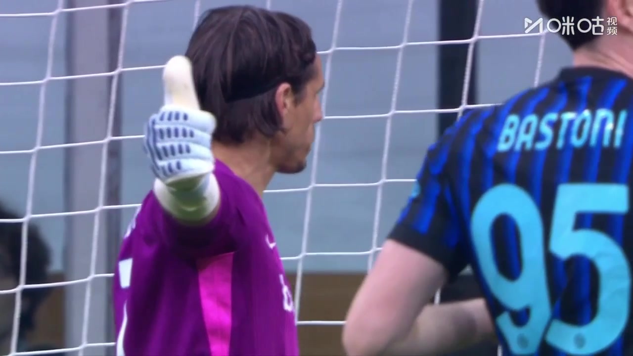 险送大礼！索默出球失误被断，莫德里奇抽射偏出立柱！