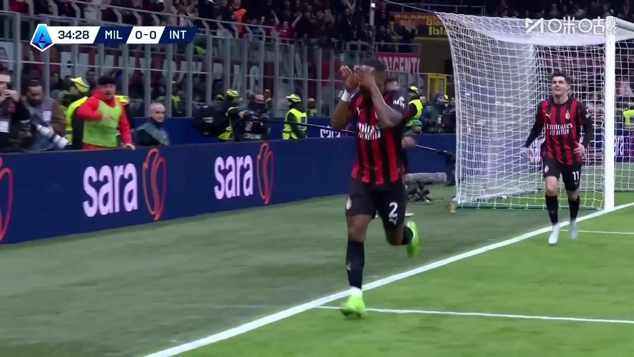 米兰1-0领先国米！埃斯图皮尼安爆射破门！福法纳直塞助攻！