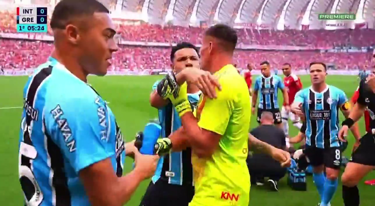 [今日热剪]哈哈！格雷米奥球员喝水故意喷向对手，对手直接把水