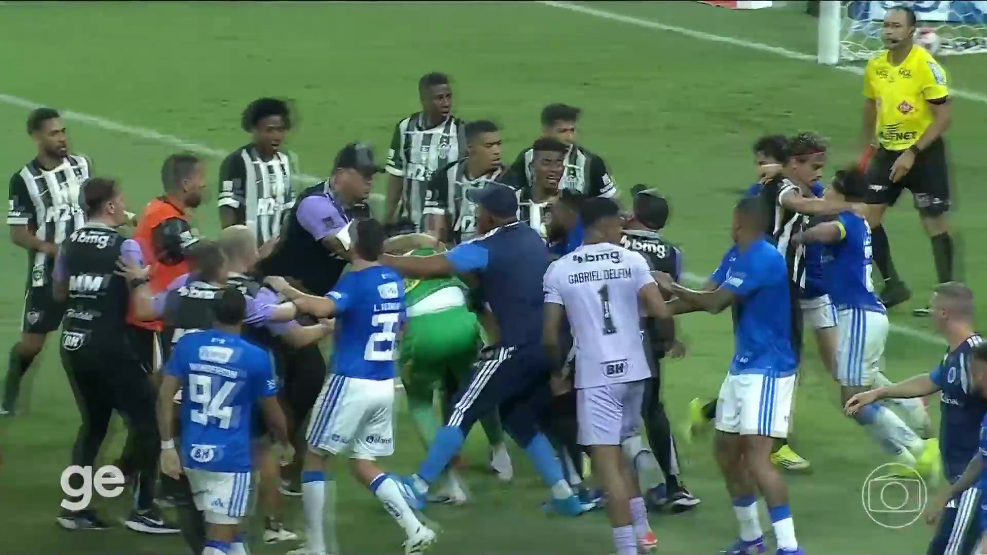 [今日焦点视频]火爆！克鲁塞罗vs米内罗竞技大规模群殴 胡尔