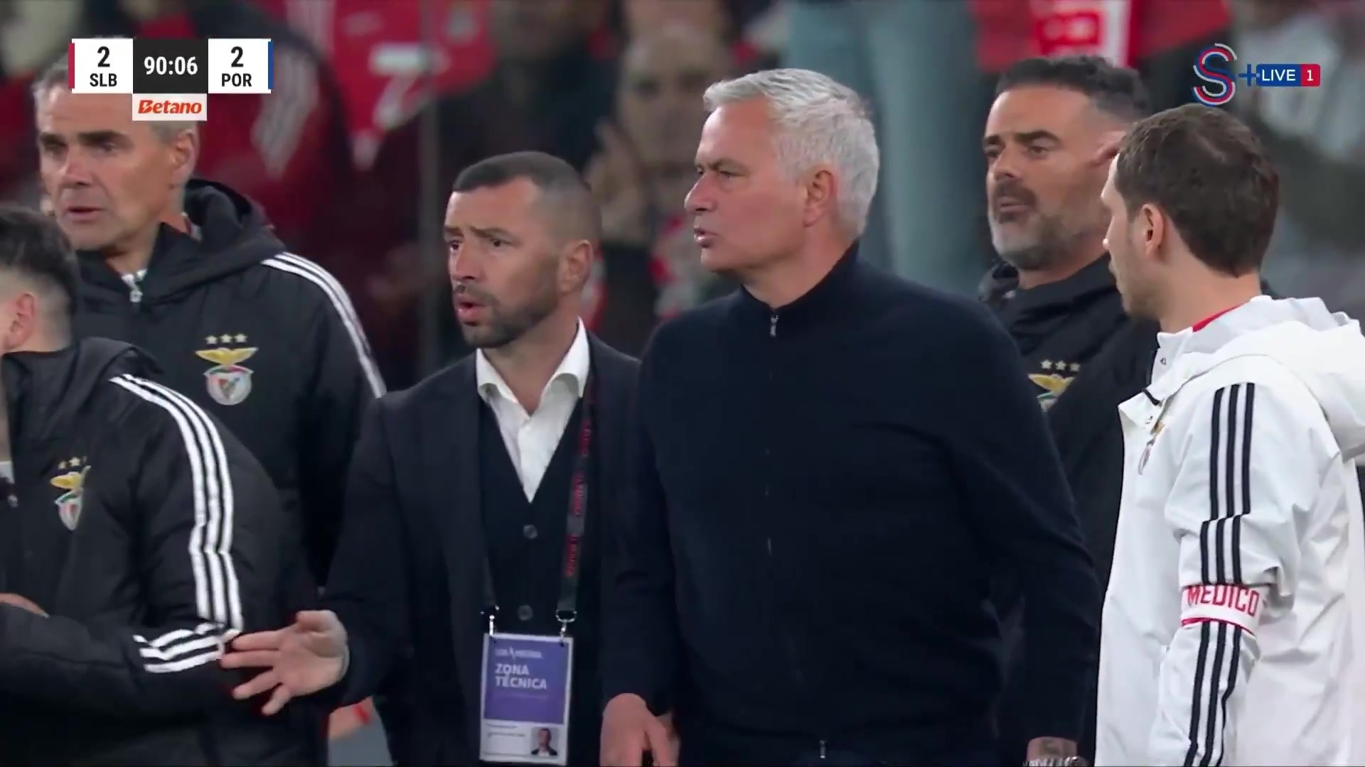 【穆里尼奥】葡超德比大战！穆里尼奥被主裁出示直红！离场时比手势回击对手！